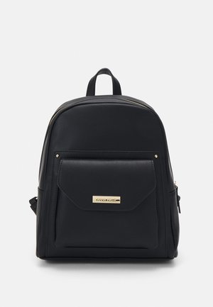 Zaino in pelle sintetica nera con design arrotondato, dettagli in metallo dorato, tasca frontale e manico superiore per comodità.