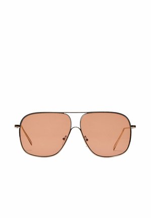 Lunettes de soleil aviateur à monture métallique fine avec de grandes lentilles rectangulaires teintées marron et des plaquettes de nez réglables sur fond blanc.