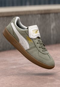 Puma - PALERMO PREMIUM UNISEX - Sporta apavi - velvet moss/warm white Miniatūras attēls 1