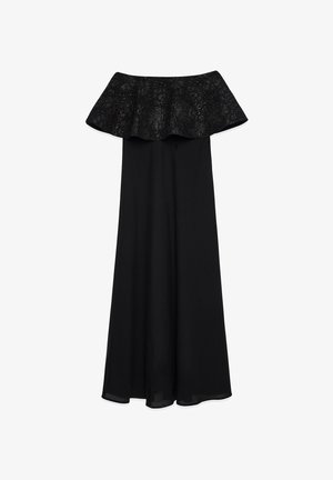 Zwarte off-the-shoulder jurk met een bloemenkant bovenstuk en een vloeiende rok van lichtgewicht stof, met een zachte, gladde textuur.