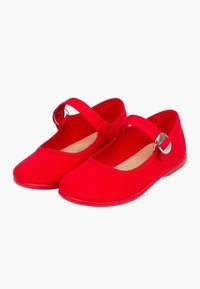 Zapatos de ballet de lona rojos con punta redondeada, correa ajustable y suela de goma plana. Textura lisa con un detalle mínimo.