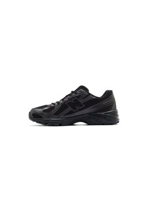 Schwarzer New Balance Sportschuh mit Mesh- und Lederobermaterial, Schnürverschluss und strukturierter Sohle, seitlich auf weißem Hintergrund abgebildet.