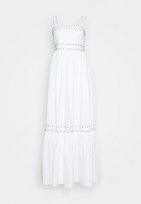 Robe longue blanche sans manches avec fines bretelles et petits clous métalliques décoratifs le long du décolleté, de la taille et de l’ourlet.