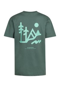 Groene katoenen t-shirt met een muntgroene grafische afbeelding van bomen, bergen en de zon. Het "PETROLIND" logo is onderaan gedrukt.
