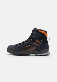 Dunkelblaue Wanderschuhe mit orangefarbenen Akzenten, Obermaterial aus Wildleder und Synthetik, Schnürdesign, Gummispitze und strapazierfähiger Profilsohle.