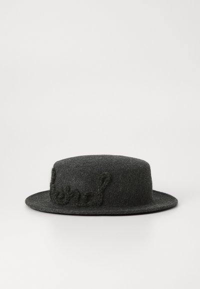 Donkergrijze wollen vilten bootershoed met een platte kroon en een gevlochten decoratief detail aan de zijkant.