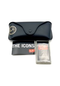 Custodia per occhiali in pelle nera con texture, dotata di chiusura a scatto e logo dorato. Include un volantino nero e un panno per la pulizia con il marchio.