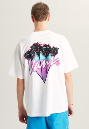 Camiseta de algodón blanca con un gran gráfico de palmeras negras y un logo de "Vans" en rosa, morado y azul en la parte posterior. Mangas cortas.