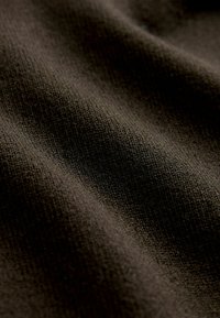 Ciemnobrązowa tkanina o fakturze, z miękkim, tkanym wyglądem, z delikatnymi prążkami i gładką powierzchnią, odbijającą światło.