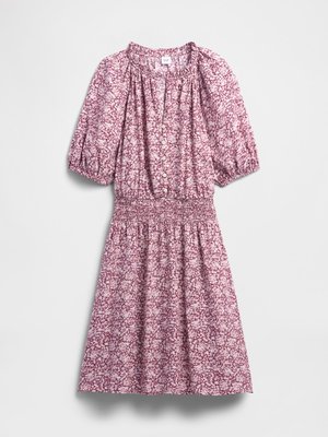 Robe genou à fleurs roses et blanches avec des manches courtes bouffantes, un devant boutonné, une taille froncée et un col rond.