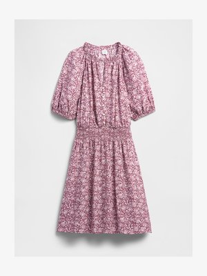 Vestido floral rosa e branco, com comprimento até o joelho, mangas curtas bufantes, fecho de botões à frente, cintura franzida e decote redondo.