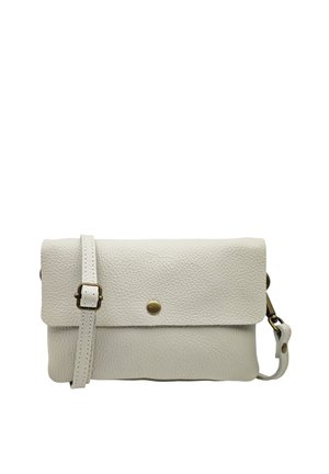 Petit sac bandoulière en cuir blanc texturé avec une sangle réglable et une fermeture à bouton-pression en laiton.