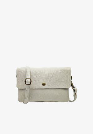 Petit sac bandoulière en cuir blanc texturé avec une sangle réglable et une fermeture à bouton-pression en laiton.