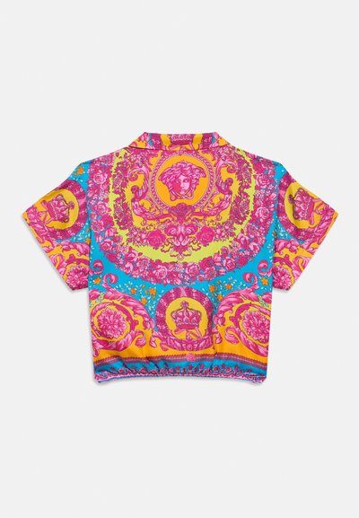 Majica kratkih rukava s upečatljivim ružičastim, žutim i plavim baroknim cvjetnim uzorcima i glavom Meduze, prikazana s leđa.