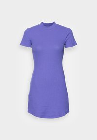 Kleid mit kurzen Ärmeln in einfarbigem Lila, ausgestattet mit einem Rippstruktur, einem Stehkragen-Design und einer taillierten Silhouette mit leicht abgerundetem Saum.