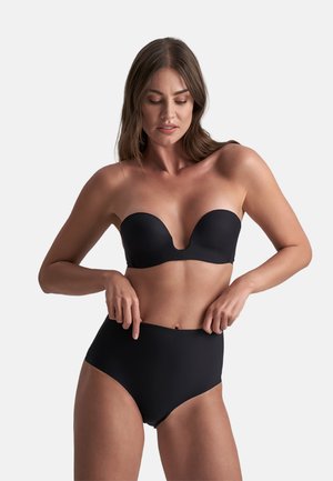 Zwarte strapless bh met een diepe V-halslijn, gecombineerd met hoge zwarte slipjes. Gladde stof met een naadloos ontwerp en minimale hardware.