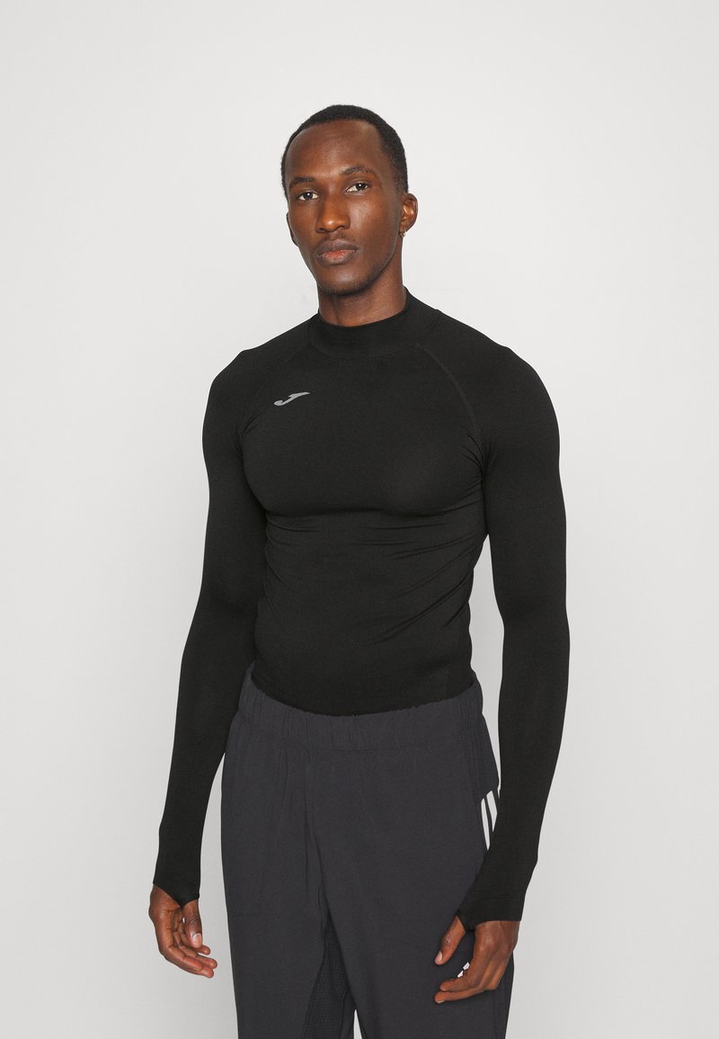 Schwarzes, langärmliges Sportshirt mit slim fit und Rundhalsausschnitt, aus glattem Stoff mit kleinem Logo auf der Brust.