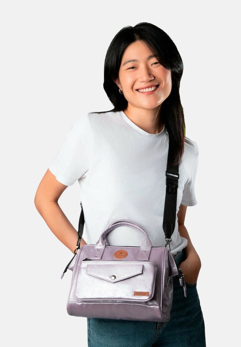 Sac à main en métal lavande avec doubles poignées et une bandoulière amovible, présentant une poche à rabat à l'avant et une finition texturée.