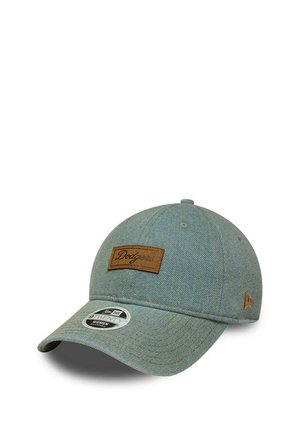 Jasnozielona czapka baseballowa z denimu z brązową naszywką Dodgers z przodu i logo New Era po boku oraz naklejką na daszku oznaczoną "9TWENTY Women."