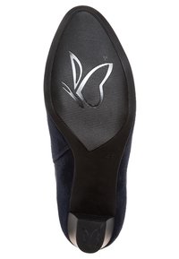 Suela de zapato de gamuza azul marino con base de goma negra estampada, con un logo de mariposa plateado. Acabado suave, diseño de puntera redondeada.