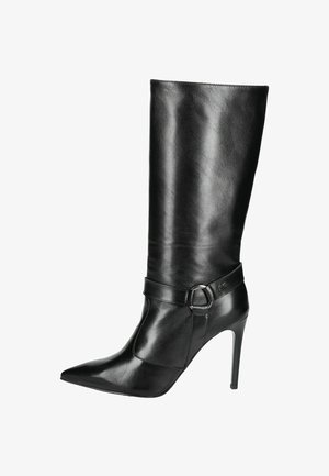 Zwarte leren kniehoge laars met spitse neus, stilettohak en een gespsieraad rond de enkel. Gladde textuur en gestroomlijnd ontwerp.