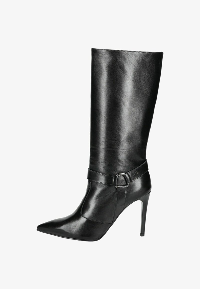 Schwarze Lederkniehohe Stiefel mit spitzem Zeh, Stiletto-Absatz und einer Schnallenakzentuierung am Knöchel. Glatte Textur und stromlinienförmiges Design.