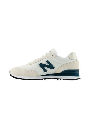 Sneaker bianca e beige con logo "N" verde scuro sul lato, suola nera e chiusura con lacci, mostrata dal lato esterno.