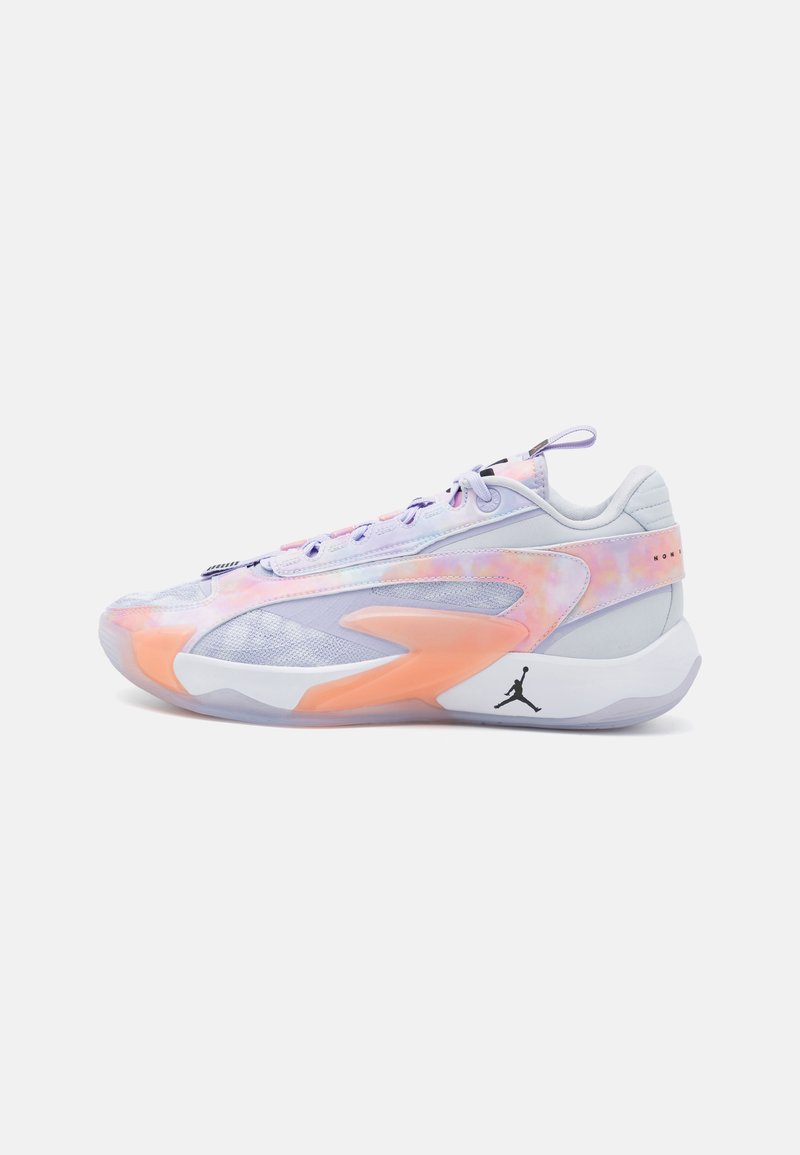 Zapatillas con una combinación de tonos púrpura pastel y naranja, con un exterior de malla, acentos suaves y el logo de Jordan en el talón.