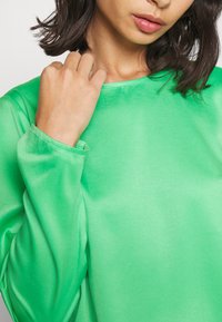 Vero Moda Petite VMESSI SHORT - Blusa - irish green
