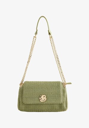 Geantă crossbody verde deschis, țesută, cu curea din lanț auriu și închizătoare rotundă texturată aurie pe clapeta frontală.