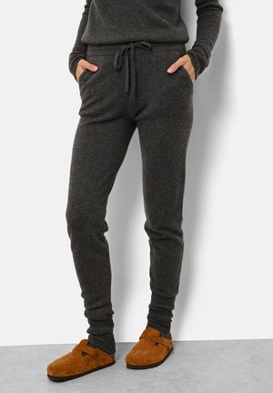 Grå uldblandede joggers med elastisk talje, snoretræk og sidelommer. Lukkede huller og parret med brune slip-on sko.