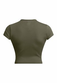 Camiseta deportiva de color verde oliva, cortada, con mangas cortas, textura suave, escote redondo y pequeño detalle del logo en la parte posterior.