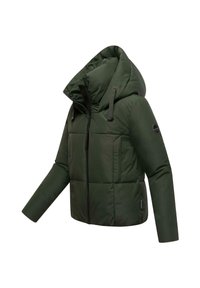 Groene pufferjas met capuchon, voorzien van een ritssluiting aan de voorkant, gewatteerd ontwerp en zijzakken. Gladde textuur en verstelbare capuchonbanden.