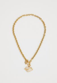 Gouden ketting met een gestructureerde schakelontwerp. Inclusief een hartvormige hanger versierd met heldere rhinestones en een klein driehoekig label.