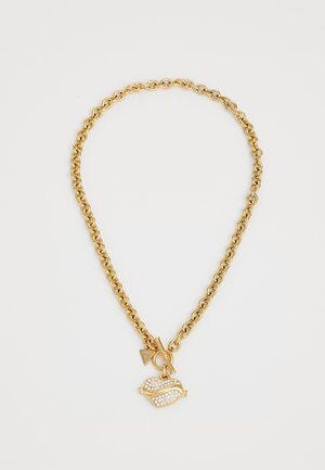 Gouden ketting met een gestructureerde schakelontwerp. Inclusief een hartvormige hanger versierd met heldere rhinestones en een klein driehoekig label.