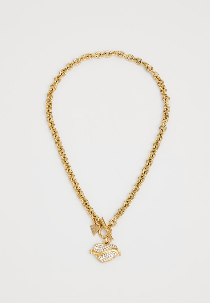 Gouden ketting met een gestructureerde schakelontwerp. Inclusief een hartvormige hanger versierd met heldere rhinestones en een klein driehoekig label.