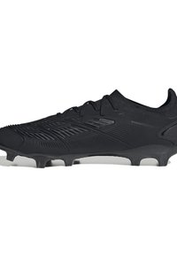 Scarpa da calcio nera con una parte superiore testurizzata, righe pronunciate e sei tacchetti conici per una maggiore trazione. Materiale sintetico leggero.