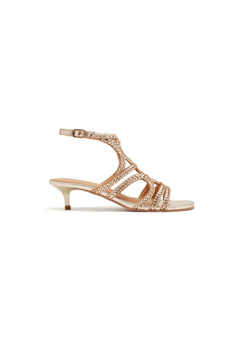 Sandales à talons beiges à lanières avec des détails tressés et une bride de cheville ; talon kitten bas et design à bout ouvert. Finition en matériau lisse.