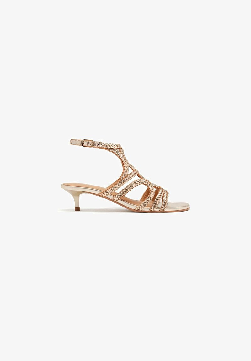 Sandales à talons beiges à lanières avec des détails tressés et une bride de cheville ; talon kitten bas et design à bout ouvert. Finition en matériau lisse.