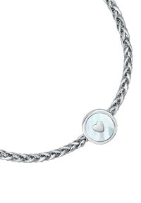 Bracciale in argento con design intrecciato, caratterizzato da un charm a forma di perla rotonda con un piccolo taglio a forma di cuore al centro. Finitura a superficie liscia.