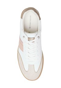 Baskets blanches avec une bande rose et beige, dotées d'une tige en cuir et en daim, d'une fermeture à lacets et d'une semelle en caoutchouc. Accent doré sur le talon.