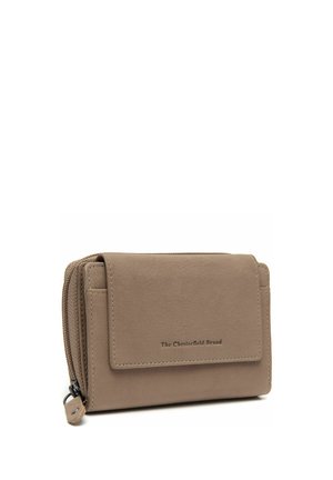 Cartera de cuero color canela con solapa frontal y compartimento con cremallera, de la marca "The Chesterfield Brand", mostrada sobre fondo blanco.