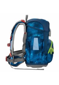 Zaino blu con un motivo geometrico stellato, dettagli grigi, molteplici tasche, spallacci regolabili e dettagli in verde.