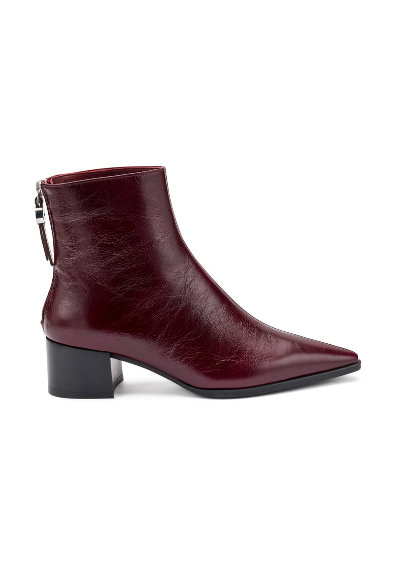 Bota de tobillo de cuero burdeos con puntera afilada, tacón cuadrado, cremallera lateral y acabado texturizado.