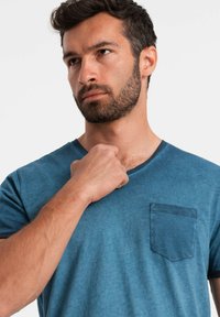 Ombre V-NECK WITH POCKET  - Jednoduché tričko - navy blue