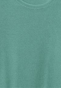 Strickoberteil in Tannengrün, mit rundem Halsausschnitt und lockerer Passform. Der Stoff hat eine weiche, atmungsaktive Qualität mit einem gewebten Muster.