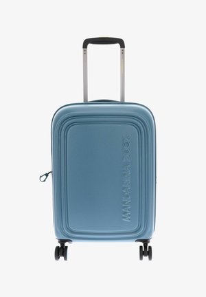 Valise rigide bleue avec quatre roues pivotantes et une poignée télescopique noire et argentée étendue.
