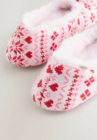Roze pantoffels met een rood hart en geometrische breipatronen, gevoerd met zachte witte bont voor binnencomfort.