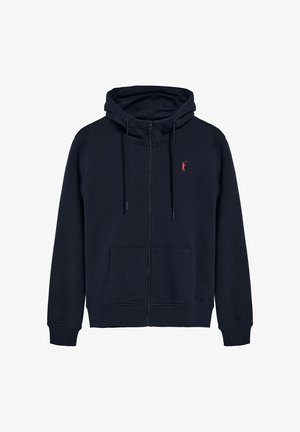 Sudadera con cremallera en color navy confeccionada en algodón, con un bolsillo delantero tipo pouch, capucha ajustable con cordones y un pequeño logo rojo en el lado izquierdo del pecho.