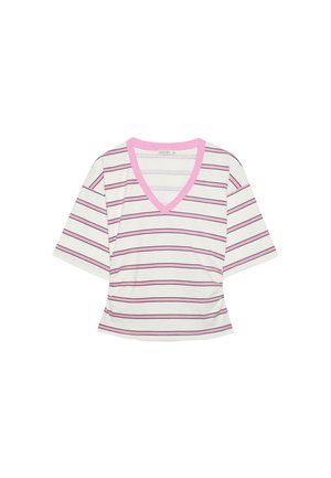 T-shirt blanc à manches courtes avec col en V, rayures horizontales roses et noires, bordure de col rose.
